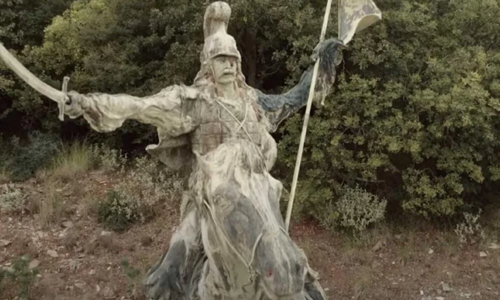 «Λαβωμένο» το άγαλμα του «Γέρου του Μοριά» στη Μεσσηνία